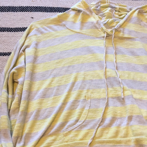 Yellow cropped pullover - Picture 2 of 2